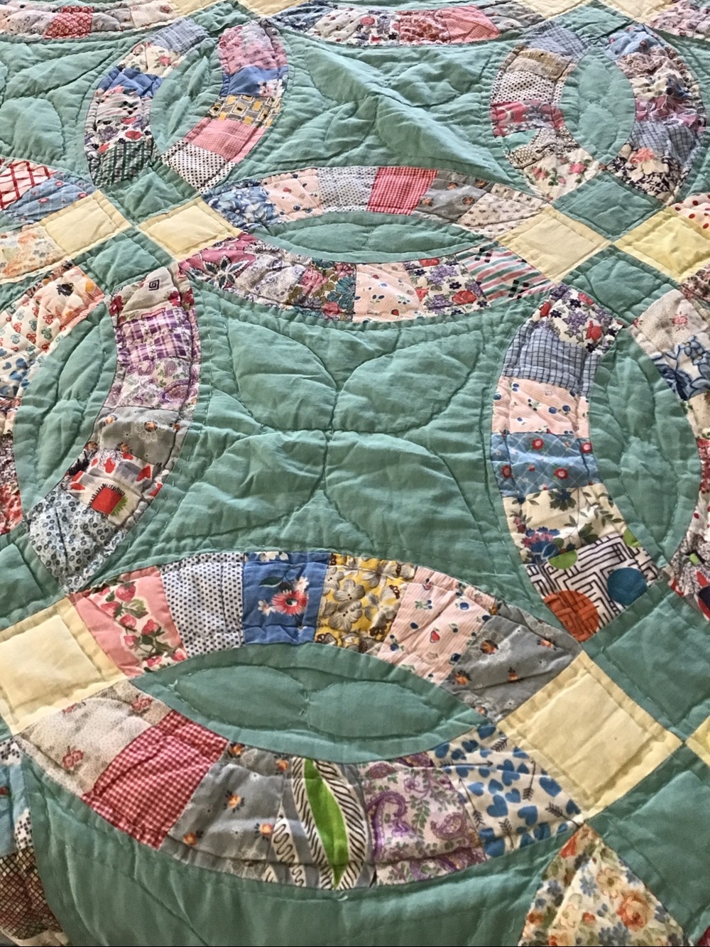 Vintage Double Wedding Ring quilt from the 1930s-1940s - Picture 6 of 15